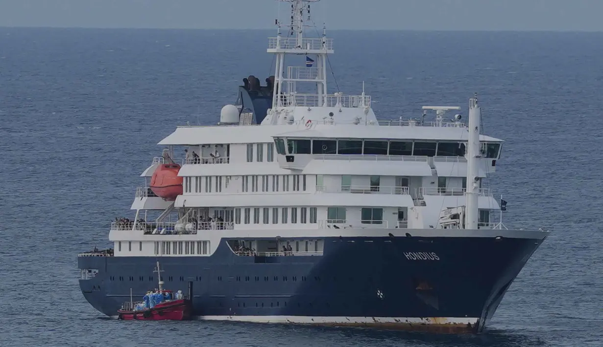 Menurut rencana, tiga orang tersebut akan diterbangkan ke Belanda untuk mendapatkan perawatan medis lanjutan. Tampak dalam foto, kapal pesiar MV Hondius berlabuh di perairan sekitar pelabuhan Praia, Tanjung Verde, Rabu 6 Mei 2026. (AP Photo/Misper Apawu)