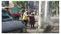 Tri Rishamarini turun langsung dalam penyemprotan desinfektan di Surabaya. (Sumber: Facebook/Bangga Surabaya)
