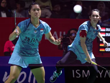 Ganda putri Indonesia, Lanny Tria Mayasari/Ribka Sugiarto melaju mulus ke babak kedua Daihatsu Indonesia Masters 2024 setelah membungkam perlawanan pasangan senior asal Jerman, Linda Efler/Isabel Lohau dengan straight-game, 22-20, 21-17 pada babak pertama yang berlangsung di Istora Senayan, Jakarta, Selasa (23/1/2024). (Bola.com/Bagaskara Lazuardi)