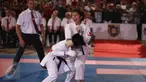 Peserta wanita beraksi untuk memperebutkan point dalam Kejuaraan Dunia Karate SKIF 2016 di Jiexpo Kemayoran, Jakarta, Minggu (28/8). Kegiatan yang berlangsung dari 26-28 Agustus tersebut diikuti peserta berbagai negara. (Liputan6.com/Faizal Fanani)