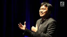 Selalu mendapat inspirasi dari anak muda. Mereka selalu mempunyai semangat, kreativitas, dan berani bermimpi.