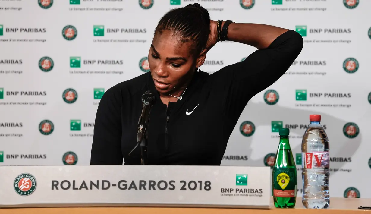 Petenis AS, Serena Williams menggelar konferensi pers pengunduran dirinya dari Prancis Terbuka di Roland Garros, Paris, Senin (4/6). Pemenang Grand Slam 23 kali baru-baru ini kembali ke tenis setelah melahirkan anak pertamanya. (Pauline BALLET/FFT/AFP)