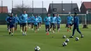 Duel Newcastle United vs Barcelona dijadwalkan berlangsung Rabu (11/3/2026) pukul 03.00 dini hari WIB. Tampak dalam foto, bek Newcastle United asal Inggris, Dan Burn (kedua kiri), bersama rekan setimnya mengikuti sesi latihan tim di pusat pelatihan Darsley Park di Newcastle upon Tyne, pada Senin 9 Maret 2026. (SCOTT HEPPELL/AFP)