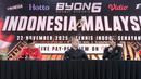 Petarung Indonesia, Ronal Siahaan bersama petarung Malaysia, Putra Abdullah, saat jumpa pers Byon Combat Showbiz Vol. 6: Indonesia vs Malaysia II di Tennis Indoor Senayan, Jakarta, Jumat (21/11/2025). (Bola.com/M Iqbal Ichsan)
