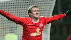 Striker Mainz Andre Schurrle mencetak salah satu gol ketika timnya mengalahkan Nurnberg 3-0 dalam partai lanjutan Bundesliga di Stadion am Bruchweg pada 26 November 2010. AFP PHOTO/DANIEL ROLAND