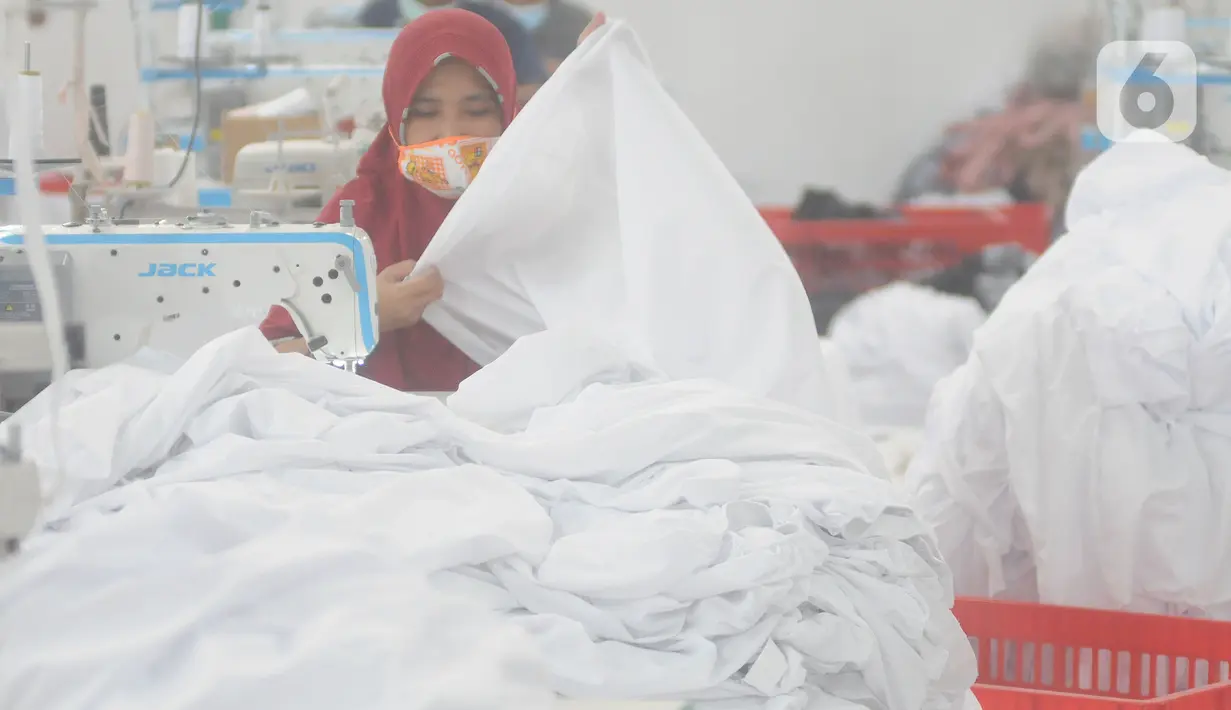 Pekerja menyelesaikan pembuatan mukena di pabrik busana muslim Siti Khadijah di kawasan Limo, Depok, Jawa Barat, Rabu (7/4/2021). Permintaan busana mukena di Siti Khadijah tersebut dipasarkan di tingkat lokal Indonesia dan internasional. (merdeka.com/Arie Basuki)