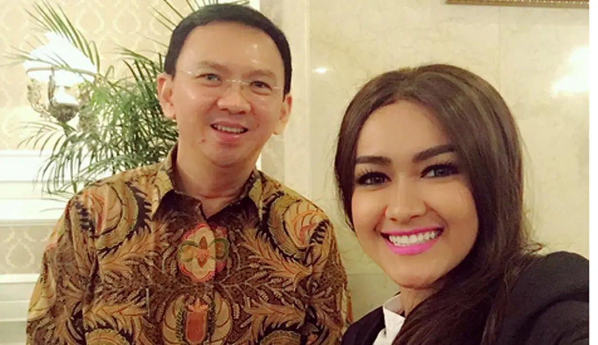 Dukungan juga dari Jupe, "BASUKI TJAHAJA PURNAMA ( jupe ngefans ) ❤️ kupinang kau dengan KTP" begitulah tulis Jupe dalam fotonya bersama Ahok. (Bintang.com/juliaperrezz)