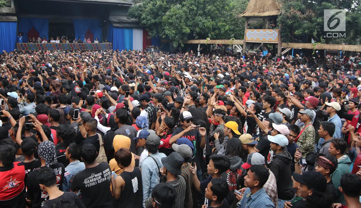 Ratusan penonton yang sebagian besar merupakan anggota komunitas Orang Indonesia (OI), kelompok penggemar Iwan Fals memadati  area Konser Situs Budaya di Panggung Kita, Depok, Sabtu (3/3). (Liputan6.com/Arya Manggala)