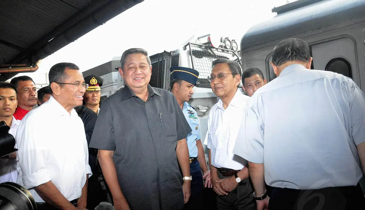 Dalam kunjungan singkat itu tampak juga Wakil Presiden, Boediono dan Menteri BUMN Dahlan Iskan, Kamis (24/7/14). (Liputan6.com/Faizal Fanani)