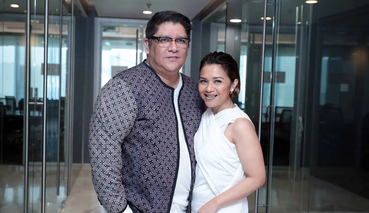 Ditengah kesibukannya, penyanyi Ruth Sahanaya tidak melupakan kodratnya sebagai ibu dan seorang istri. Istri dari Jeffry Waworuntu tetap memprioritaskan keluarganya. (Deki Prayoga/Bintang.com)
