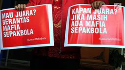 Perwakilan Indonesia Football Community menunjukkan pamflet sebelum audiensi dengan Satgas Anti Mafia Bola di Polda Metro Jaya, Jakarta, Jumat (28/12). Indonesia Football Community mendukung Polri memberantas mafia bola. (Liputan6.com/JohanTallo)