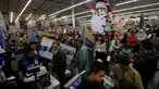 Suasana 'Black Friday' di salah satu toko di Mexico City, Meksiko, Jumat (18/11). 'Black Friday' adalah pesta diskon yang biasa digelar menjelang natal. (REUTERS / Henry Romero)