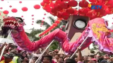 Puncak tradisi Imlek Gerebeg Sudiro, warga berebut gunungan kue keranjang. Seperti apa kemeriahannya?