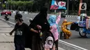 Warga beraktivitas di luar rumah saat PPKM level 3 di kawasan Monas, Jakarta, Sabtu (21/8/2021). Wagub DKI Jakarta Ahmad Riza Patria mengungkapkan, Jakarta sudah keluar dari zona merah setelah satu setengah bulan angka COVID-19 tinggi.  (Liputan6.com/Johan Tallo)