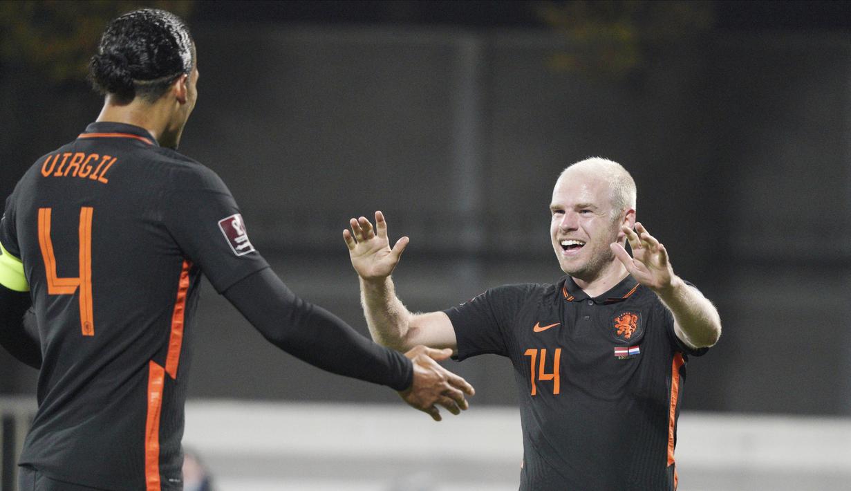 Gol semata wayang Belanda kali ini datang dari aksi Davy Klaassen di menit ke-19. (AP/Roman Koksarov)