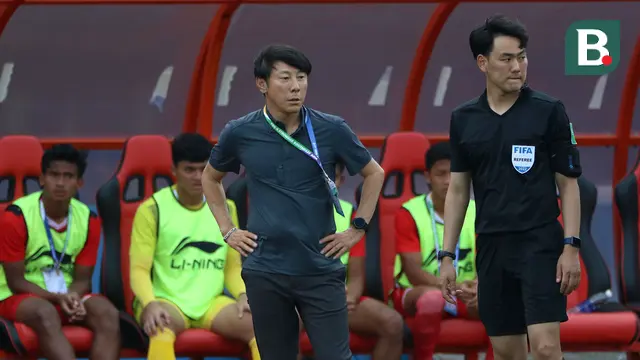 Foto: Ekspresi Coach Shin Tae-yong yang Kesal dengan Keputusan Wasit saat Timnas Indonesia Bertemu Filipina di SEA Games 2021
