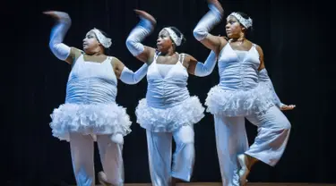 Anggota grup tari Danza Voluminosa saat tengah berlatih di Teater Nasional di Havana, 13 Januari 2016. Jika biasanya penari balet identik dengan wanita bertubuh kurus, grup tari di Kuba ini beranggotakan wanita bertubuh besar. (AFP PHOTO/ADALBERTO ROQUE)