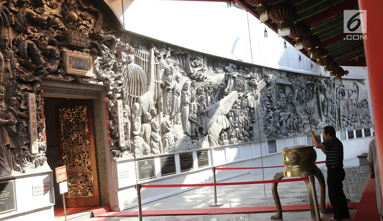 Seorang pria berdoa di  Klenteng Sam Poo Kong, Semarang, Jumat (20/7). Kelenteng Gedung Batu Sam Poo Kong sebuah petilasan yaitu bekas tempat persinggahan pertama Laksamana Tiongkok beragama islam Zheng He/Cheng Ho. (Liputan6.com/Herman Zakharia)