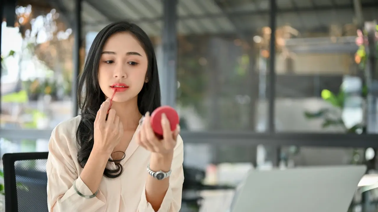 Pahami 4 Tips Ini Sebelum Memilih Shade Lipstik, Ciptakan Tampilan Bibir yang Merona Maksimal