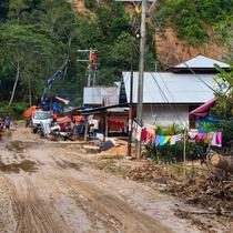 Petugas PLN sedang memperbaiki konstruksi jaringan listrik di Desa Lubuk Sibuk, Kuala Simpang, Aceh Tamiang. Foto: PLN