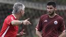Pelatih Persija Jakarta, Ivan Kolev, berdiskusi dengan Jakhongir Abdumuminov saat latihan di Lapangan Sutasoma, Jakarta, Rabu (16/1). Ini merupakan latihan perdana yang dipimpin oleh Ivan Kolev. (Bola.com/Yoppy Renato)