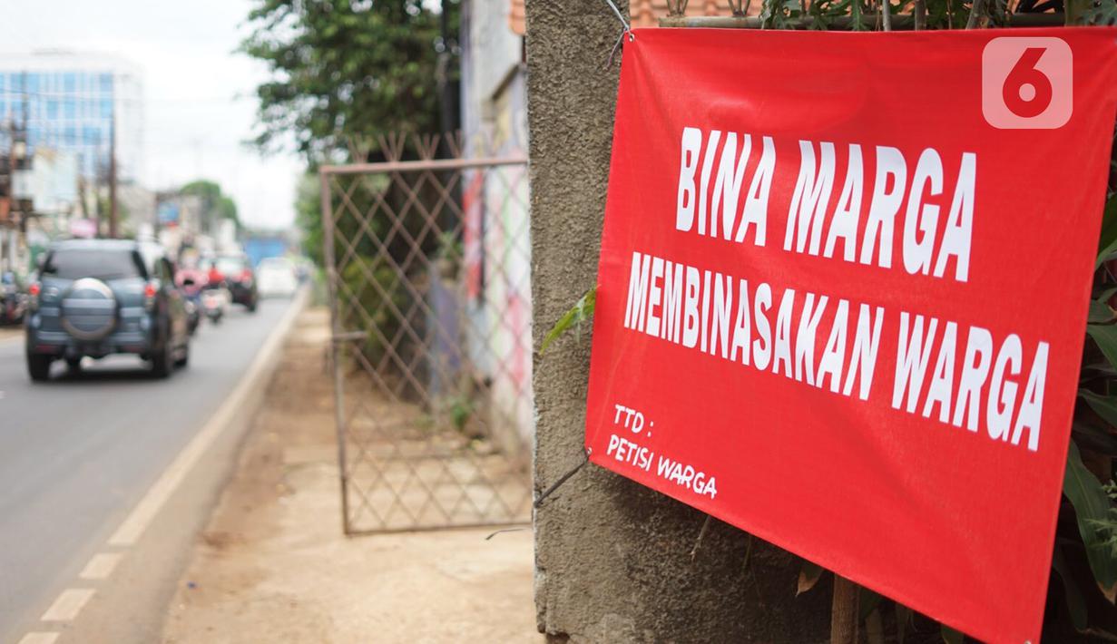 Sebuah protes warga terhadap pembangunan flyover terpasang di pinngir jalan kawasan Tanjung Barat, Jakarta, Rabu (15/7/2020). Dalam poster protes tersebut, warga menuntut agar pembayaran pelunasan pembebasan lahan segera diselesaikan secara serentak. (Liputan6.com/Immanuel Antonius)