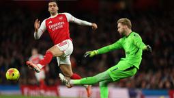 Pemain Arsenal, Mikel Merino (kiri) berusaha merebut bola dari kiper Brentford, Caoimhin Kelleher dalam laga lanjutan Liga Inggris 2025/2026 di Emirates Stadium, London, Inggris, Rabu (03/12/2025) waktu setempat. (AFP/Adrian Dennis)