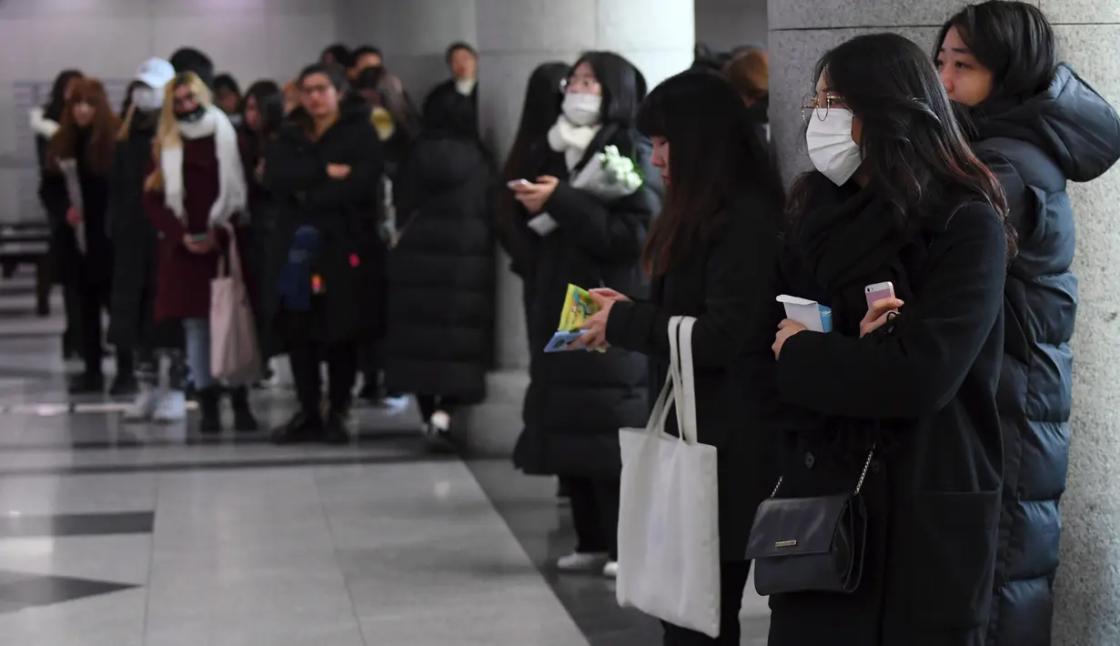 Selain itu, para penggemar meminta agar pihak SM Entertainment untuk membuat memorial resmi untuk Jonghyun. (JUNG Yeon-Je/AFP)