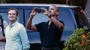Mantan Presiden AS, Barack Obama dan rombongan menyapa para pengunjung lainnya saat berwisata di Candi Borobudur di Magelang, Jawa Tengah, Indonesia, (28/6). (AP Photo / Slamet Riyadi)