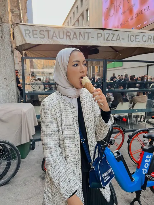 Selebgram dengan followers 178 ribu ini memiliki gaya penampilan yang kece. Outfit serba putih dipilihnya saat menikmati es krim di jalanan Milan. Foto Bella menikmati es krim ini banjir like dan komentar dari netizen yang terpesona dengan kecantikannya. (Liputan6.com/IG/@bellattamimi)