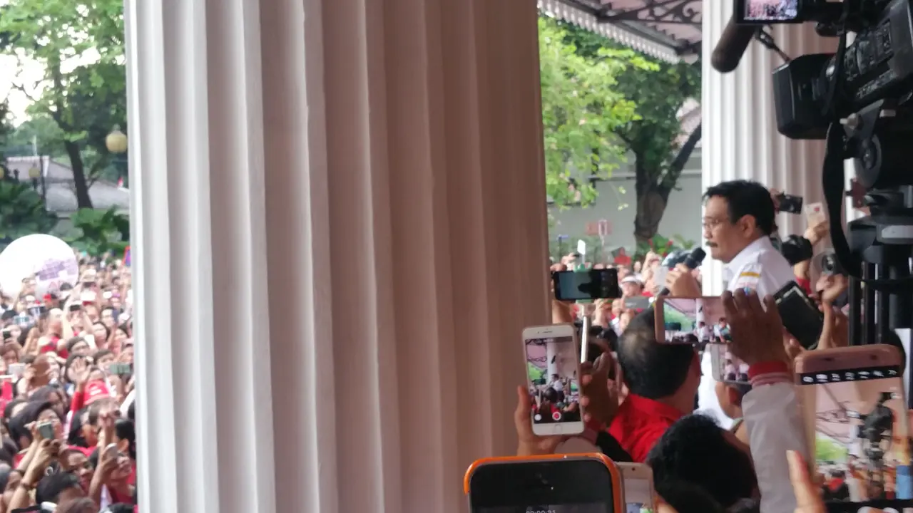 Djarot meminta agar para pendukungnya iklas dengan keputusan hakim yang memvonis Ahok 2 tahun penjara.