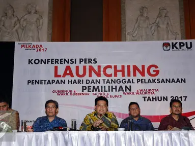 Ketua KPU Husnin Kamil Manik (ketiga kiri) memberikan keterangan Pilkada Serentak 2017 di Jakarta, Senin (15/2/2016). Pilkada akan dilaksanakan Rabu 15 Februari 2017 di 101 daerah, 7 provinsi, 18 kota dan 76 kabupaten. (Liputan6.com/Helmi Fithriansyah)
