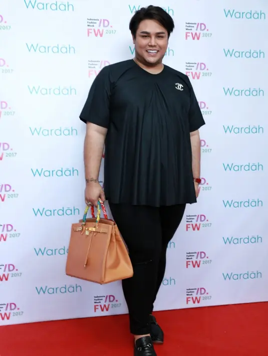 Desainer kondang itu mengaku bahwa penyanyi yang populer lewat lagu Alamat Palsu itu memesannya secara mendadak. (Adrian Putra/Bintang.com)