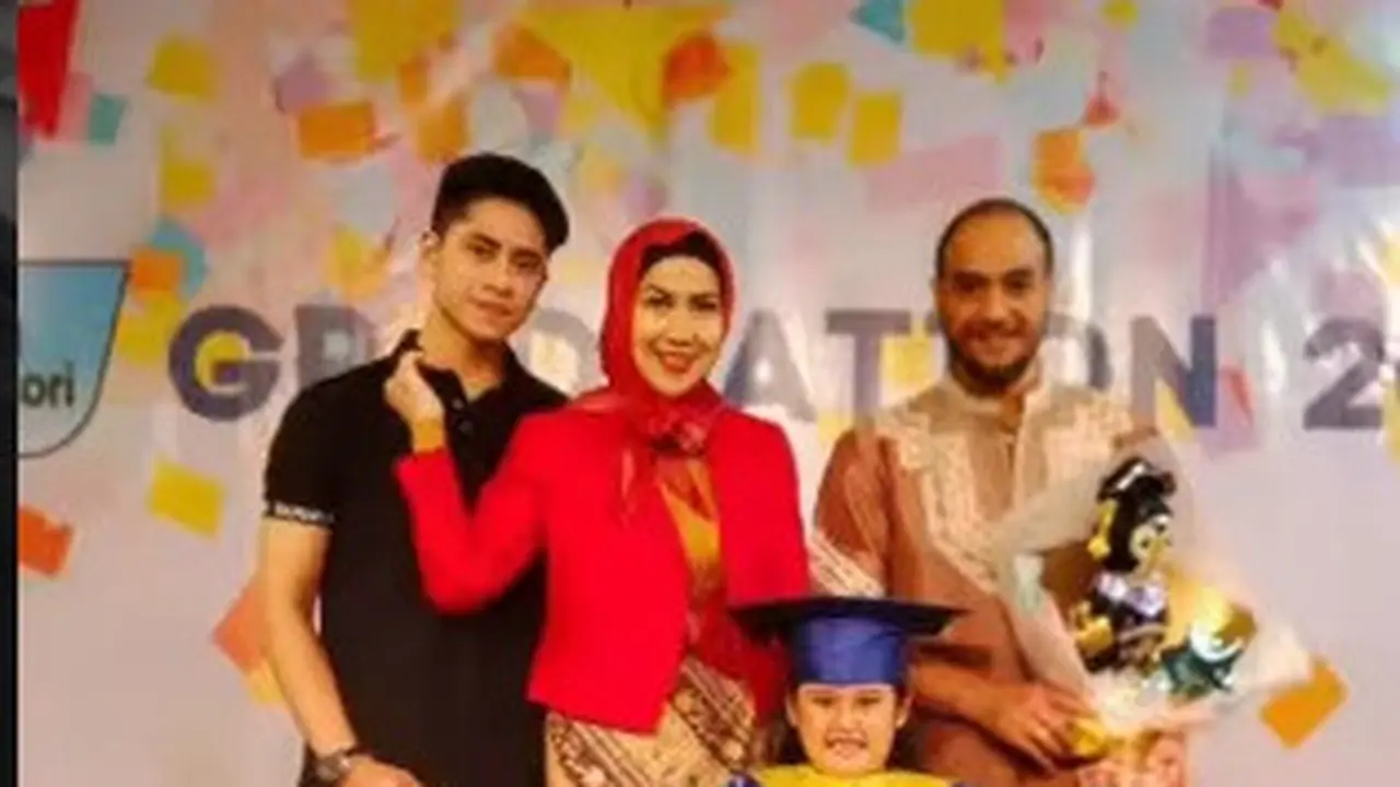 Vania Athabina, putri angkat Venna Melinda baru menjalani wisuda TK (Foto: Instagram @vennamelindareal)
