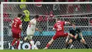 Pemain Denmark Joakim Maehle (kedua kiri) mencetak gol ke gawang Rusia pada pertandingan Grup B Euro 2020 di Stadion Parken, Kopenhagen, Denmark, Senin (21/6/2021). Denmark menang 4-1. (AP Photo/Martin Meissner, Pool)