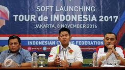 Ketua Umum PB ISSI, Raja Sapta Oktohari memberi keterangan saat soft launching Tour de Indonesia 2017 di Jakarta, Selasa (8/11). Rencananya, PB ISSI akan menjadikan Juli 2017 sebagai bulan bersepeda. (Liputan6.com/Helmi Fithriansyah)