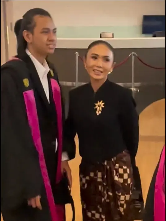 "Alhamdulillah.. 2020 -2021 Dimploma University Technologi of Sydney ( UTS). Selanjutnya lanjut ke Curtin University Singapore untuk Bachelor of Business Commerce (CSU)," tulis Yuni Shara dalam unggahan 26 September. [Instagram/yunishara36]