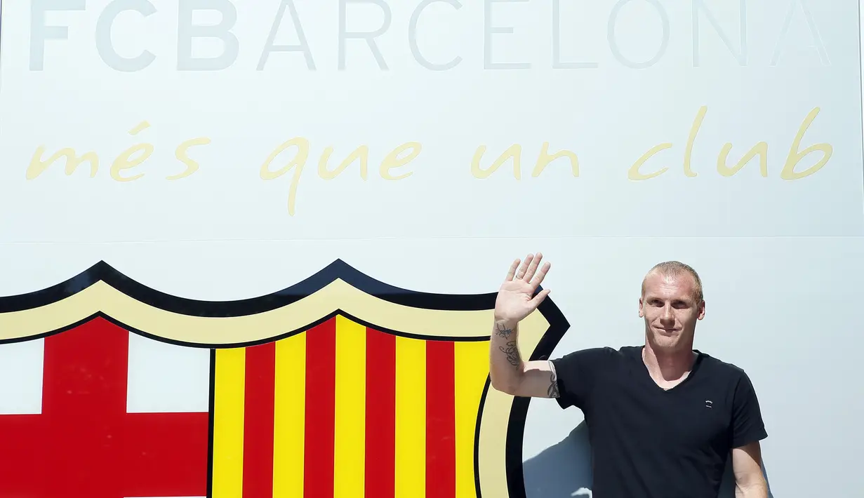 Rabu (23/7/14), bek asal Prancis, Jeremy Mathieu resmi berseragam Barcelona musim depan. (REUTERS/Albert Gea) 