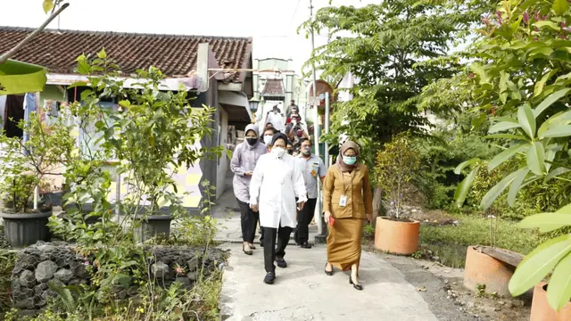 Pastikan Penyaluran Bansos Cepat dan Tepat Sasaran, Mensos Cek Langsung Penerima Bansos