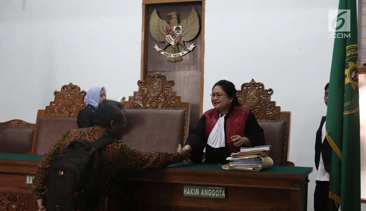 Wakil Ketua Lembaga Pengawasan dan Pengawalan Penegakkan Hukum Indonesia (LP3HI) Kurniawan Adi Nugroho bersalaman dengan hakim usai praperadilan kasus video porno Cut Tari dan Luna Maya di PN Jakarta Selatan, Selasa (7/8). (Liputan6.com/Herman Zakharia)