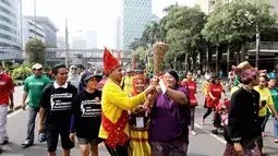 Dalam aksinya, mereka membawa obor perdamaian untuk memperingati Hari Toleransi Internasional, Jakarta, Minggu (16/11/2014). (Liputan6.com/Faizal Fanani)