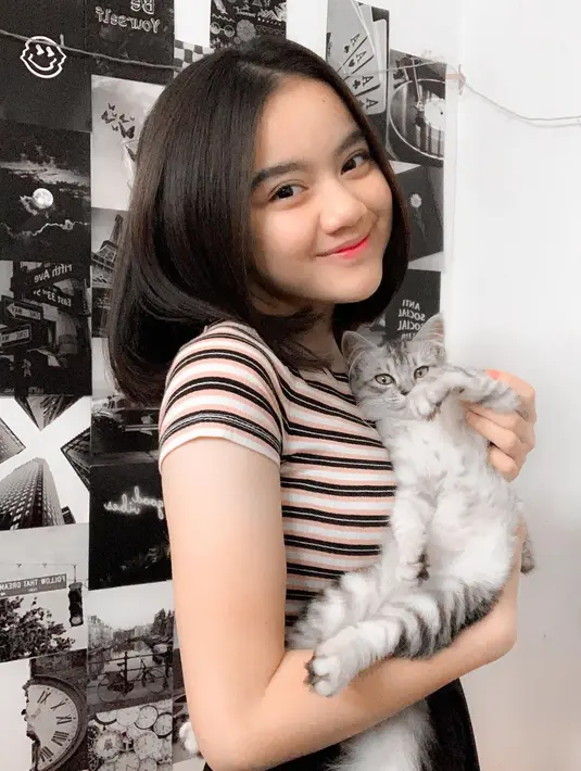 Selebgram dengan jumlah followers 2,1 juta ini memang pencinta kucing. Ia sangat gemas saat bersama kucing. Momen Kayess menggendong kucing ini berhasil menuai atensi warganet. Tak heran jika foto Kayess ini banjir like dan pujian dari netizen. (Liputan6.com/IG/@ewkharis)
