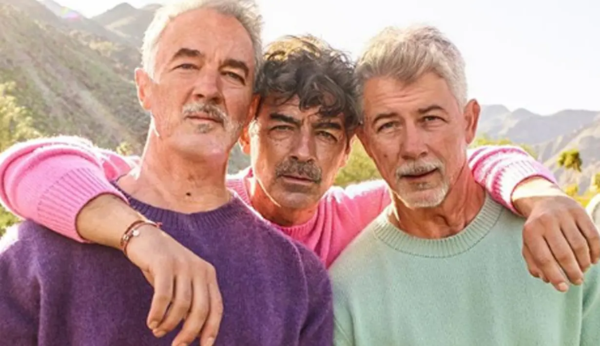 Jonas bersaudara ternyata juga ikutan age challenge loh!Diantara mereka bertiga, siapa yang kira-kira masih terlihat memesona? (Liputan6.com/IG/jonasbrothers)