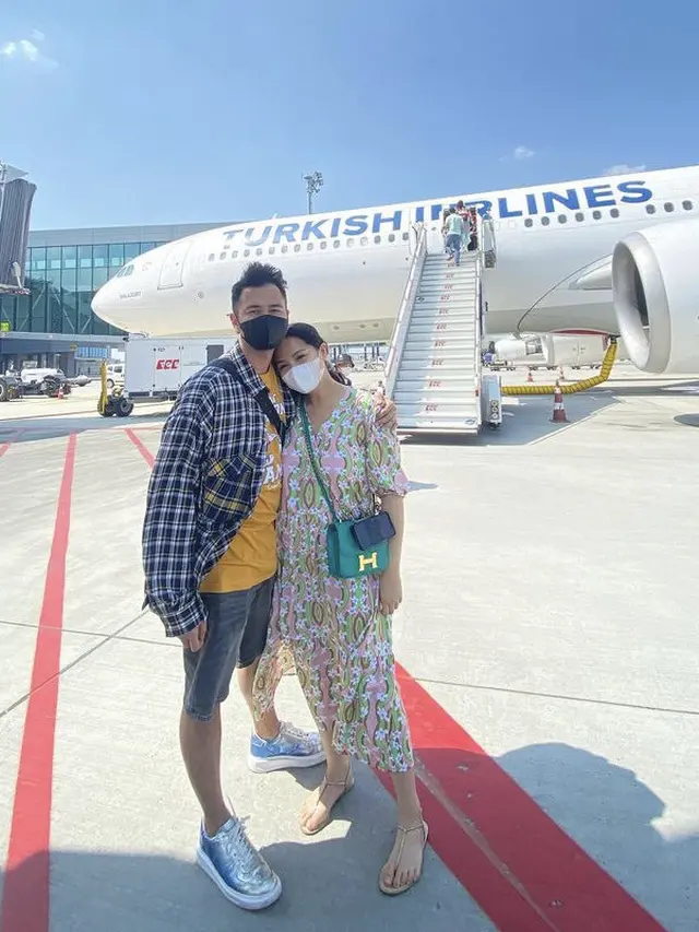 Nagita Slavina Pamerkan Baby Bump dengan Mengenakan Pakaian Brand Lokal/dok. Instagram @raffinagita1717