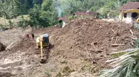 Empat alat berat dikerahkan untuk penanganan longsor di Kutabima Cilacap. (Foto: Liputan6.com/BPBD Cilacap)