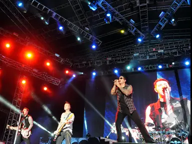 Avenged Sevenfold, Band Rock asal Huntington Beach saat konser bertajuk "Avenged Sevenfold Asia Tour 2015 Live in Jakarta" di Parkir Timur Senayan, Jakarta, (18/1/2015). (Liputan6.com/Panji Diksana)