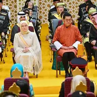 Sementara, sang Raja tampil dengan busana tradisional warna orange dengan aksen putih pada lengan dan celana serta sepatu hitamnya. [@istana_negara]
