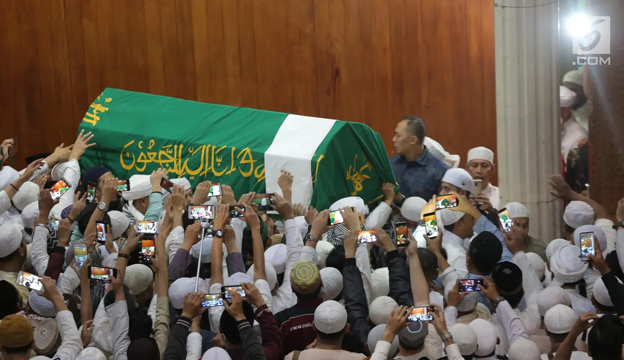 Jemaah membawa jenazah Ustaz Arifin Ilham untuk disalatkan di Masjid Az Zikra, Sentul, Bogor, Kamis (23/5/2019). Ustaz Arifin Ilham akan dimakamkan di lingkungan pesantren Az Zikra Gunung Sindur pada Kamis (23/5/2019) malam, selepas waktu magrib. (Kapanlagi.com/Budy Santoso)