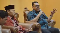 Wakil Ketua Komisi II DPR Lukman Edy (kanan) menjadi pembicara pada dialog Pilar Negara yang bertema "Urgensi Pembentukan Lembaga Pengkajian" di Ruang Presentasi Perpustakaan MPR, Jakarta, Kamis (12/2). (Liputan6.com/Andrian M Tunay)