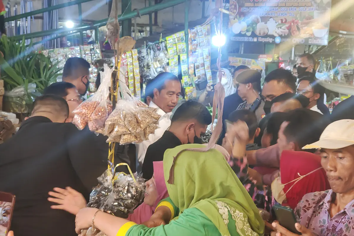 Presiden Jokowi  blusukan ke Pasar Tugu, Kota Depok. Jokowi di sana menyapa sejumlah warga dan mengecek harga kebutuhan pokok. (Liputan6.com/Dicky Prihantono)